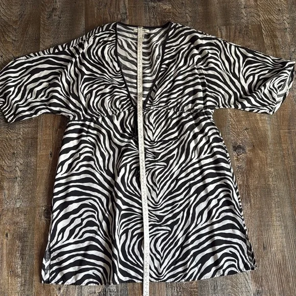 Banana Republic | Deep V- Neck Zebra 🦓 Print Cover up - Picture 9 of 9
